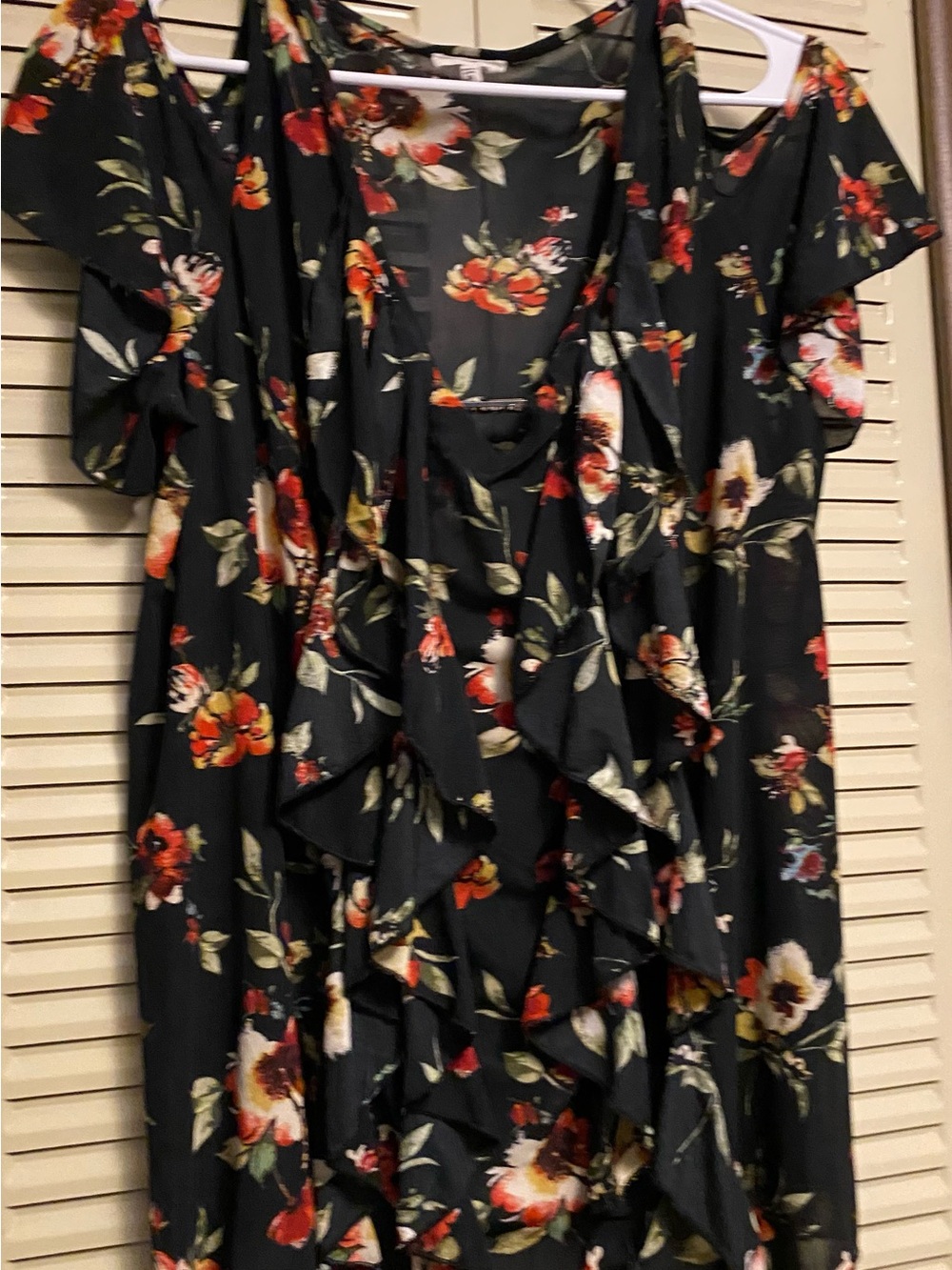Floral Ruffle Cold-Shoulder-blouse Black with Red & Cream Flowers